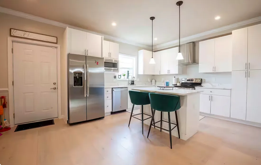 5 bed, 2500 sqft, $7,500 — Photo 1