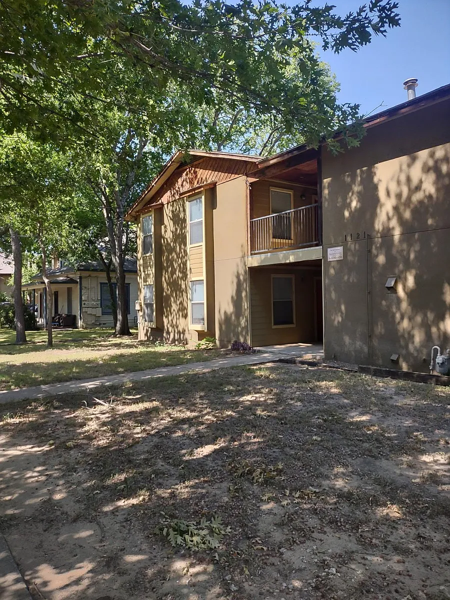 Building Photo - 1121 N Locust St #7