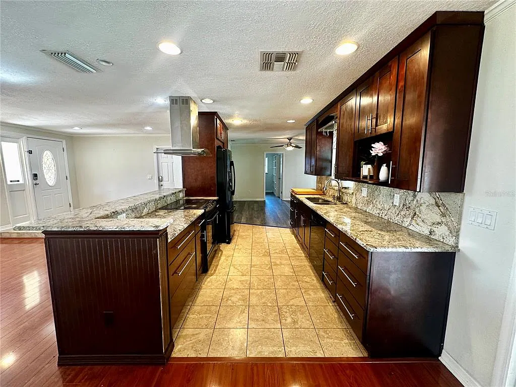 4 bed, 2.0 bath, 2092 sqft, $3,400 — Photo 4