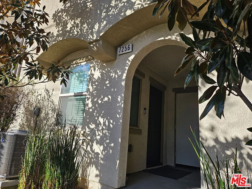 3 bed, 3.0 bath, 1498 sqft, $3,500 — Photo 2