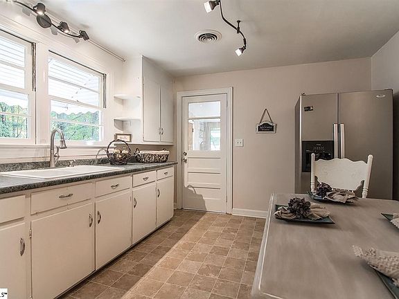 4th image of 15 Nancy Dr