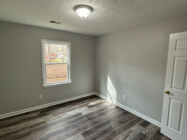 1142 Lavista Dr — Photo 10