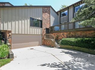 25 Lake Shore Dr, Willowbrook, IL 60527