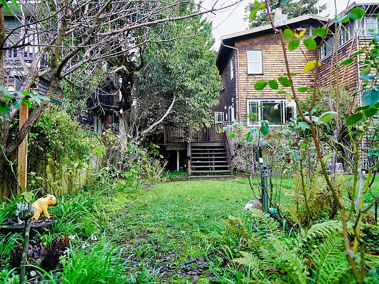 2836 Derby St — Photo 44