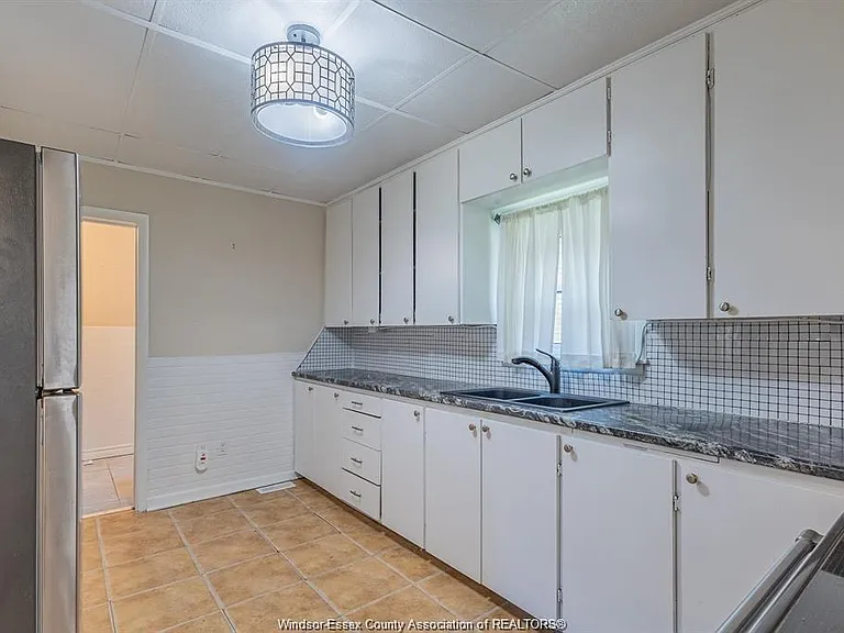 1630 Marentette Ave — Photo 10