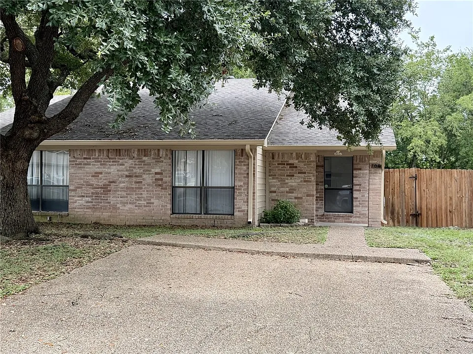704 Cross Timbers Dr
