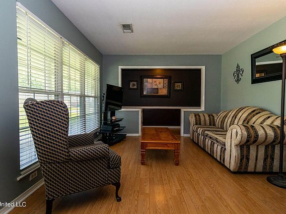 3rd image of 15369 Parkwood Dr N