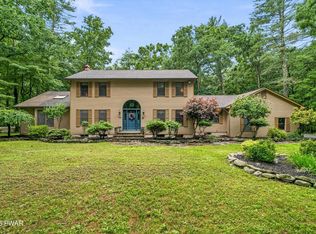 105 Stonehedge Ln, Milford, PA 18337