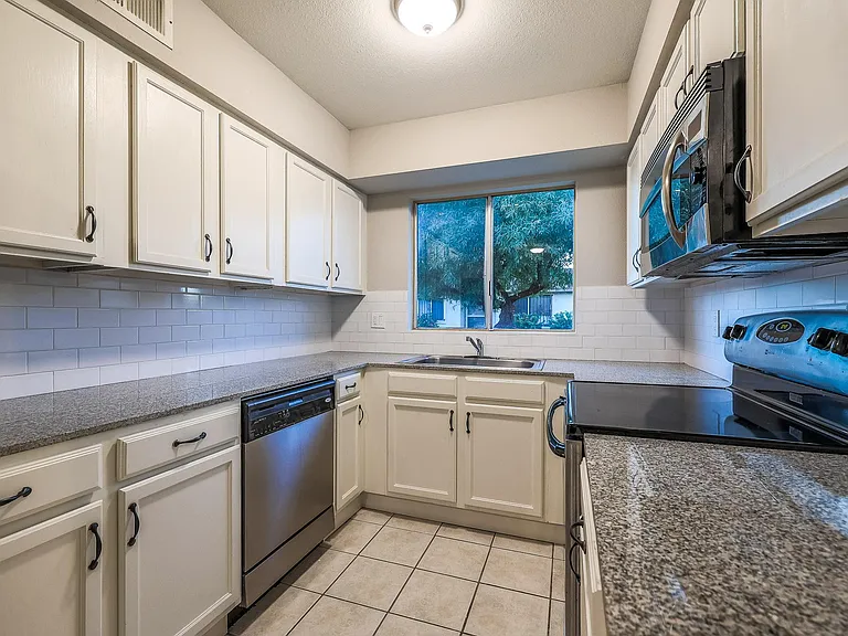 2611 E Maryland Dr — Photo 5
