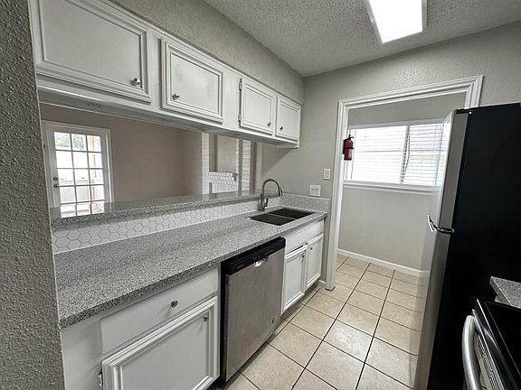 5th image of 1122 Brenda Ln APT C