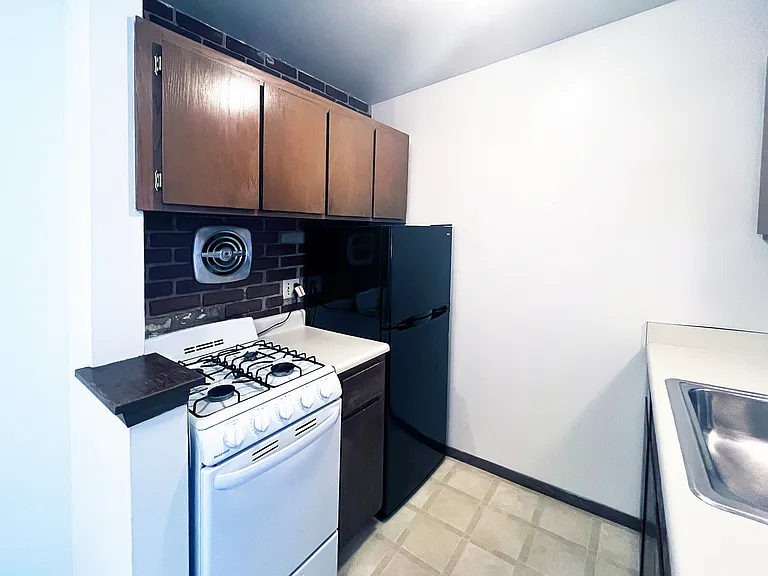 Classic 1 Bed / 1 Bath - 700 SF - Kitchen