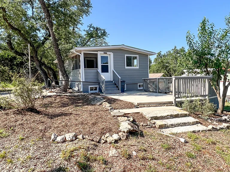 668 Creekside Dr — Photo 1