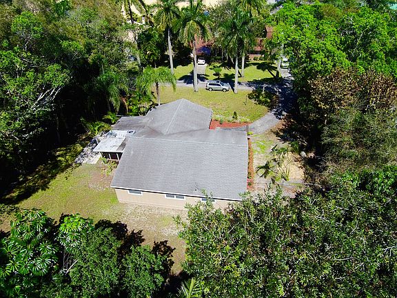 3rd image of 4576 Woodmere Ln