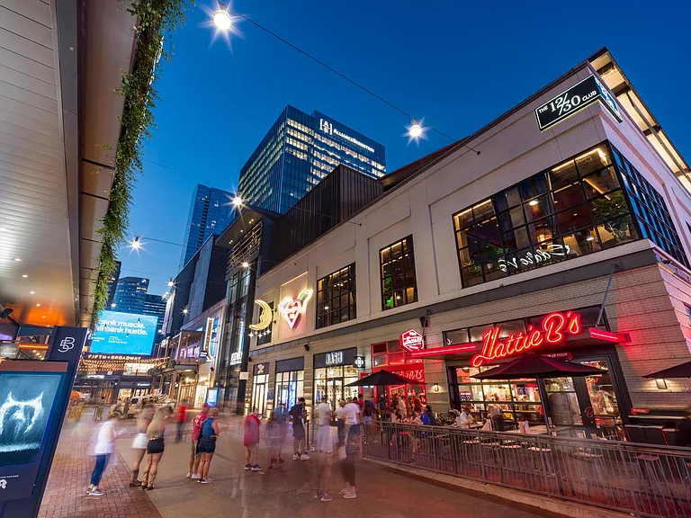 From local favorites like Hattie B's to upscale spots at Fifth + Broadway, Modera McGavock places you in the heart of Nashville's dining and nightlife scene.