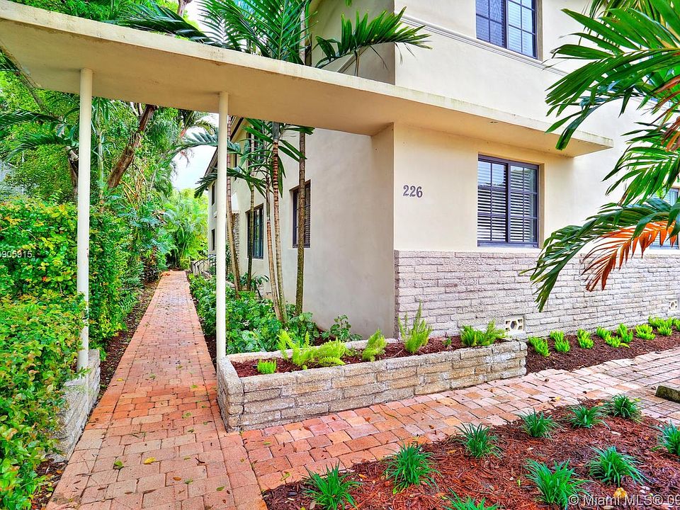 A charming boutique building. An apartment on the first floor. Clean and ready to move in.