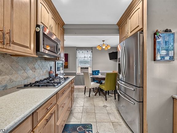 3rd image of 7 Henry Ave