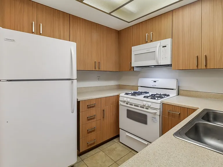 1619 S Bentley Ave — Photo 11