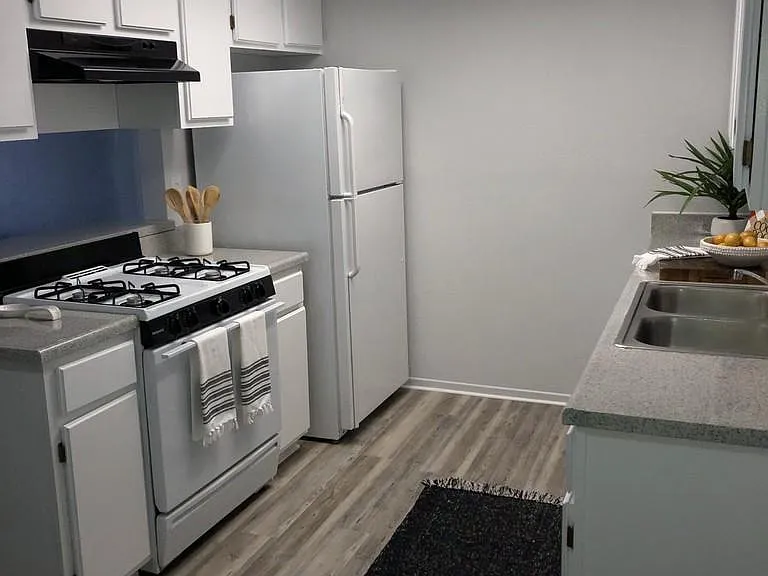 Goodmanor Apartments — Photo 7