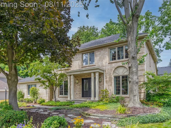 38982 Plumbrook Dr, Farmington Hills, MI 48331