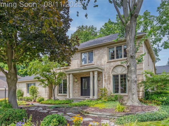 38982 Plumbrook Dr, Farmington Hills, MI 48331