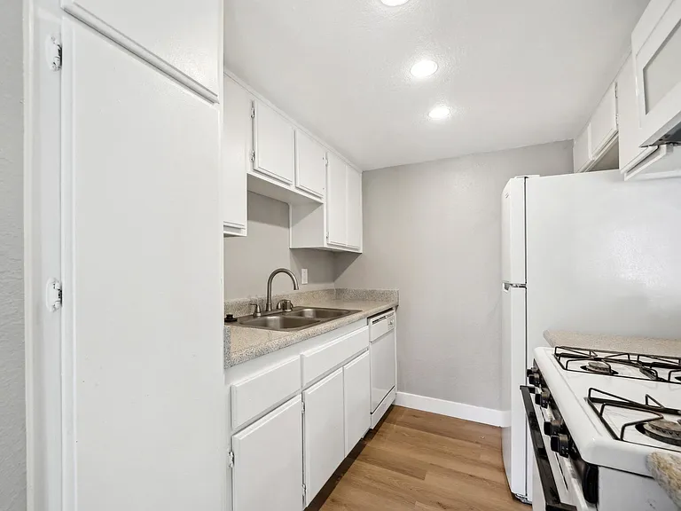 Acacia Park Apartments — Photo 28