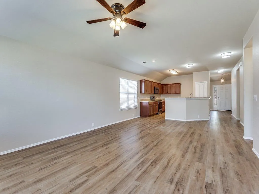 3 bed, 1763 sqft, $2,300 — Photo 3