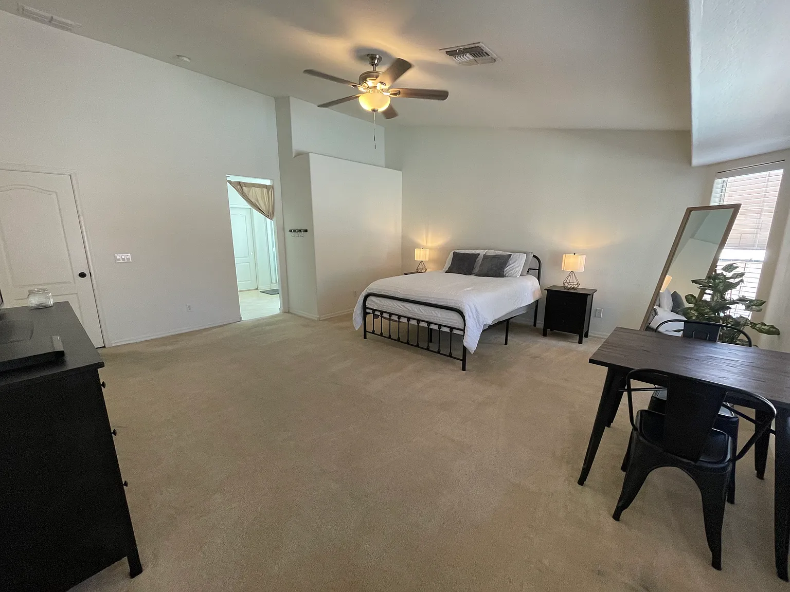 5 bed, 3.5 bath, 2354 sqft, $3,600 — Photo 4
