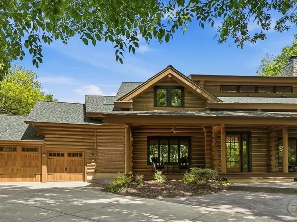 2050 Oakwood Rdg, Chanhassen, MN 55317