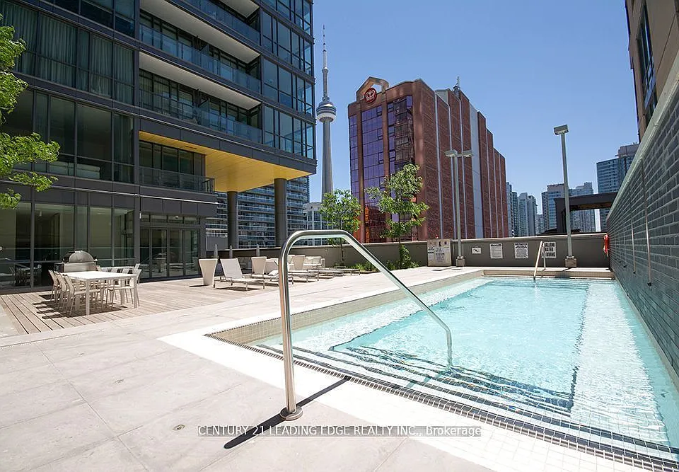 8 Charlotte St #405