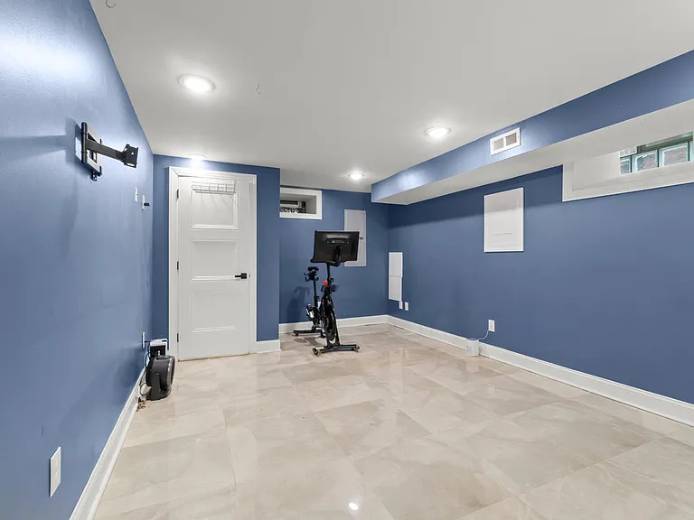 426 W Winona St — Photo 14