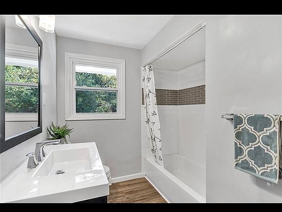 4th image of 106 Firwood Dr