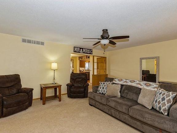 5th image of 602 W Walnut St