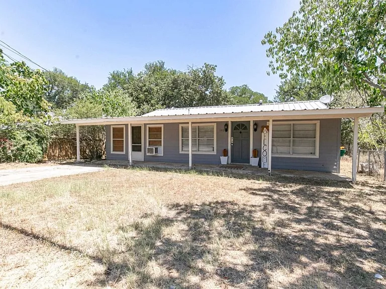 Hill Way Dr — Photo 1