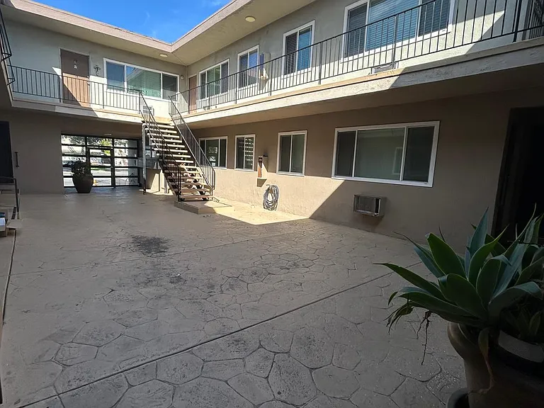 15034 Burbank Blvd — Photo 4