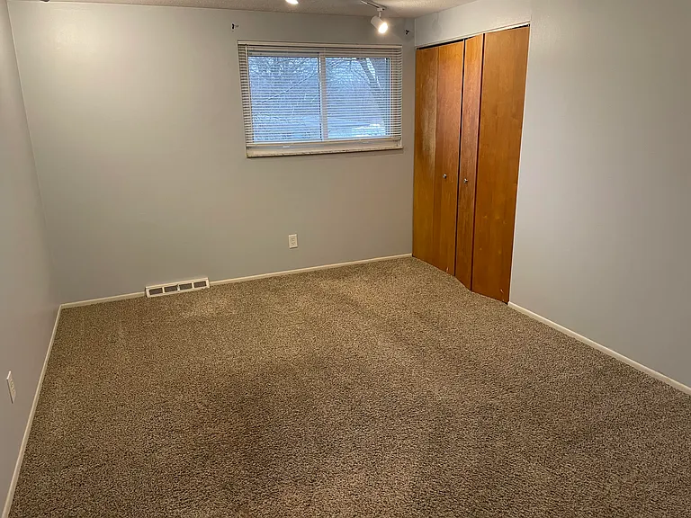 BR1 w/large closet