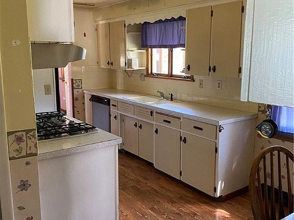 5th image of 303 Fern St
