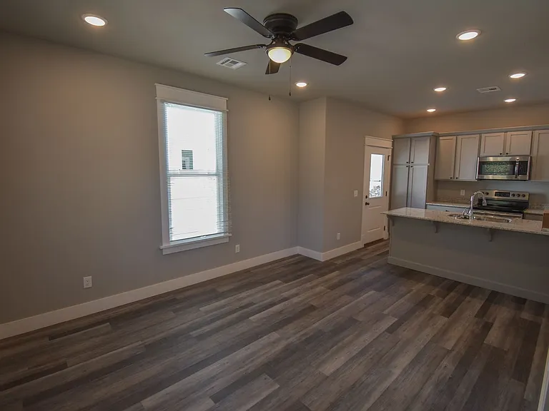 772 S Locust Ave — Photo 2