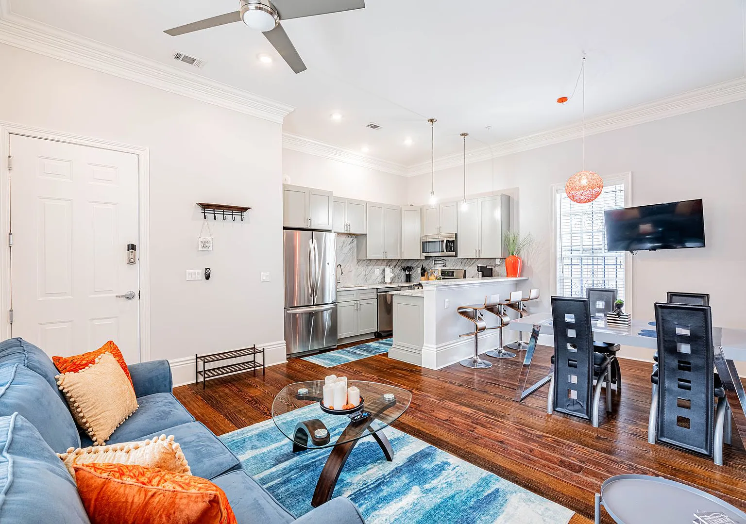 1BD/1BA In Gated Complex Near Lower Garden District — Photo 2
