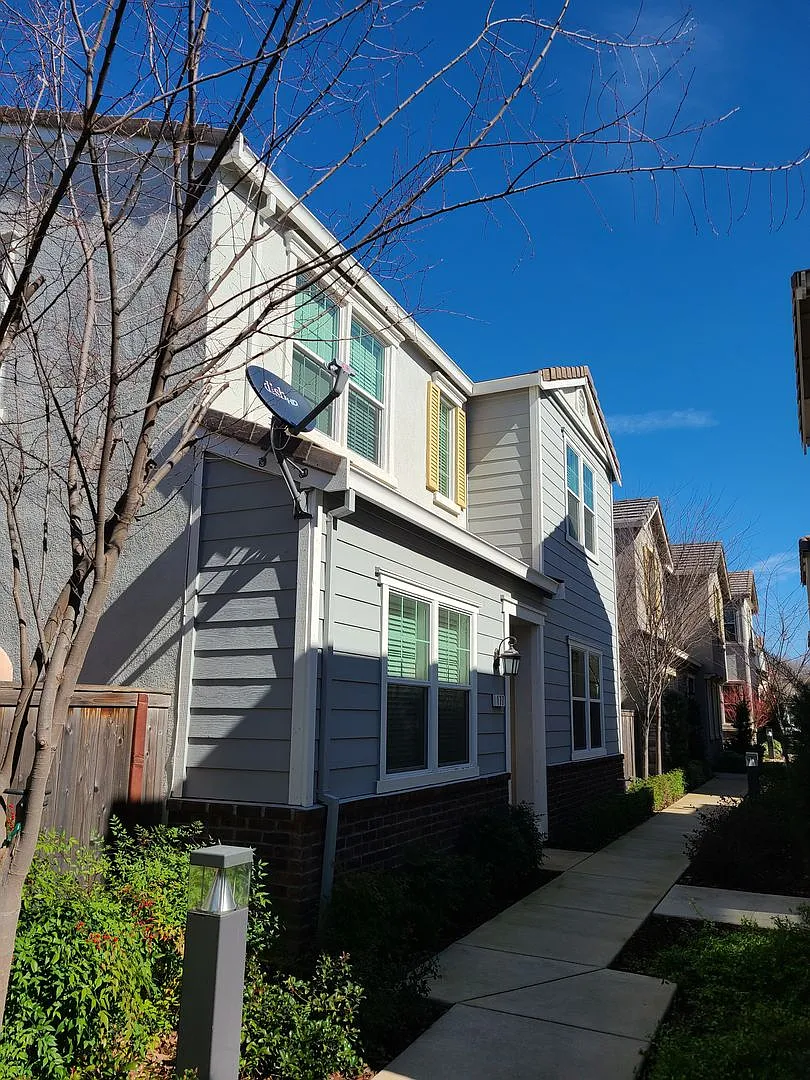 Immaculate 4 Bdrm, 3 Bath — Photo 1