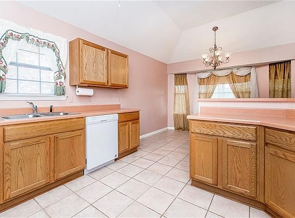 5th image of 2304 Country Club Dr