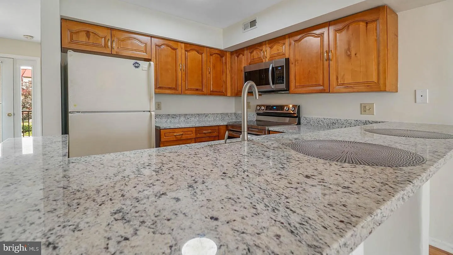 2 bed, 1.5 bath, 1010 sqft, $2,300 — Photo 4