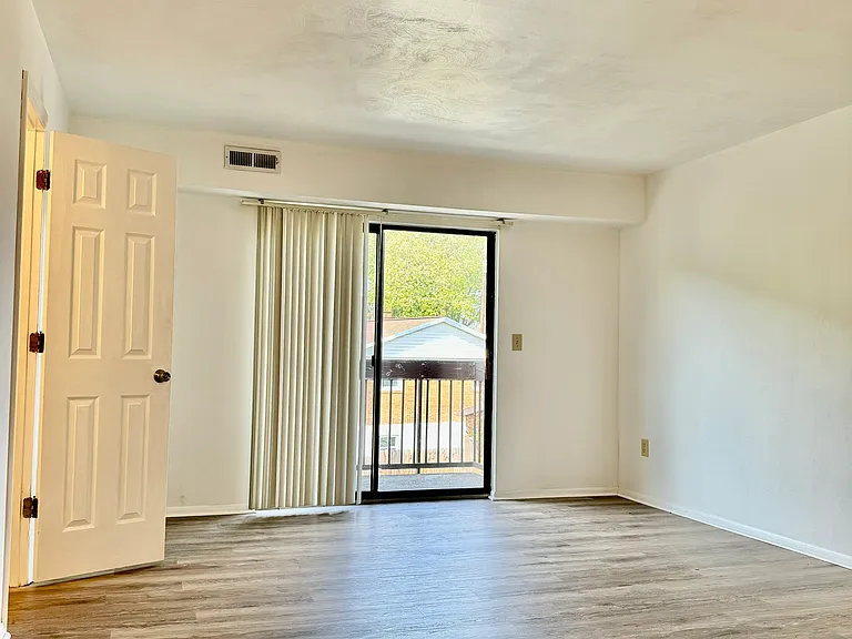 410 Maple Ave #H — Photo 2