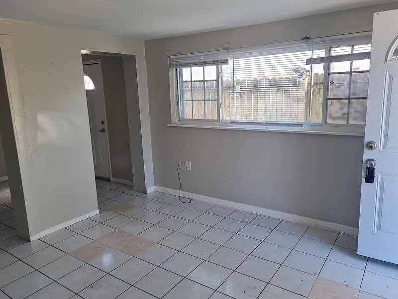 1 bed, 900 sqft, $1,200 — Photo 4