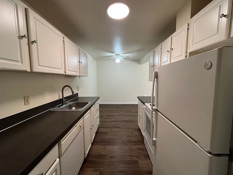 Windinbrook- North Seattle Spacious Studio — Photo 5