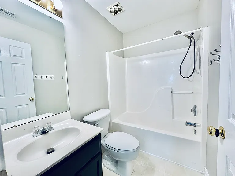 Full bathroom 2nd floor
