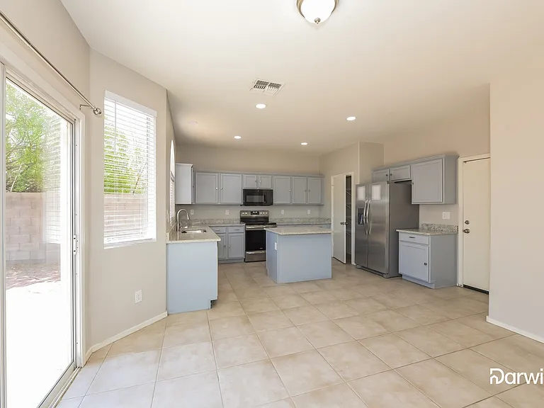 2519 S 90th Dr — Photo 4