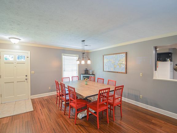 3rd image of 109 Pinewood Dr