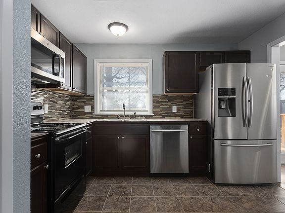 4th image of 426 NW Village Dr