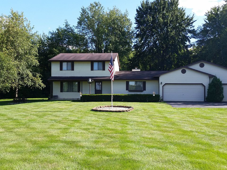 Colonial w/3 Car Garage