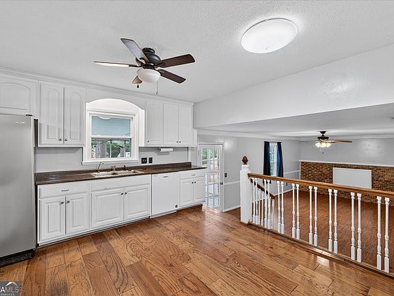 4th image of 208 Bel Air Dr